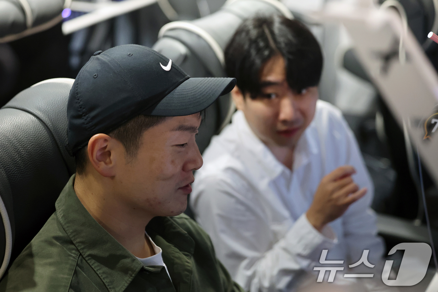 (서울=뉴스1) 황기선 기자 = 김재섭 국민의힘 의원이 5일 오후 서울 영등포구의 한 PC방에서 열린 '한가위 기념 민속놀이 대회 스타 정치인' 행사에서 스타크래프트 게임에 앞서 …