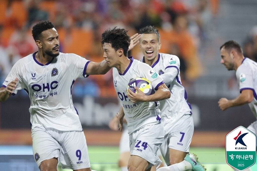 본문 이미지 - FC안양 김보경&#40;왼쪽에서 두 번째&#41;이 5일 열린 강원FC와 하나은행 K리그1 2025 32라운드 원정 경기에서 후반 41분 동점 골을 넣었다. &#40;한국프로축구연맹 제공&#41;