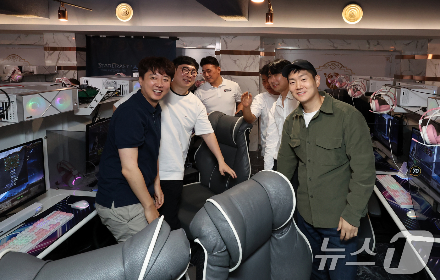 (서울=뉴스1) 황기선 기자 = 이준석 개혁신당 대표와 김재섭 국민의힘 의원이 5일 오후 서울 영등포구의 한 PC방에서 열린 '한가위 기념 민속놀이 대회 스타 정치인' 행사에서 스 …