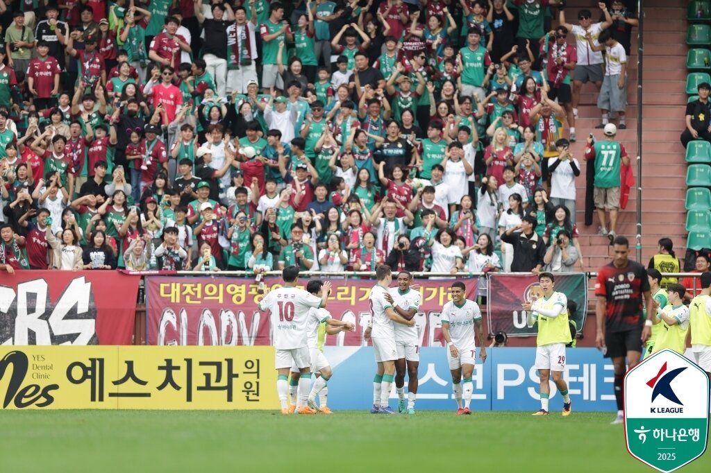 본문 이미지 - 대전 하나시티즌이 5일 열린 하나은행 K리그1 2025 32라운드 원정 경기에서 포항 스틸러스에 3-1로 이겼다. &#40;한국프로축구연맹 제공&#41;