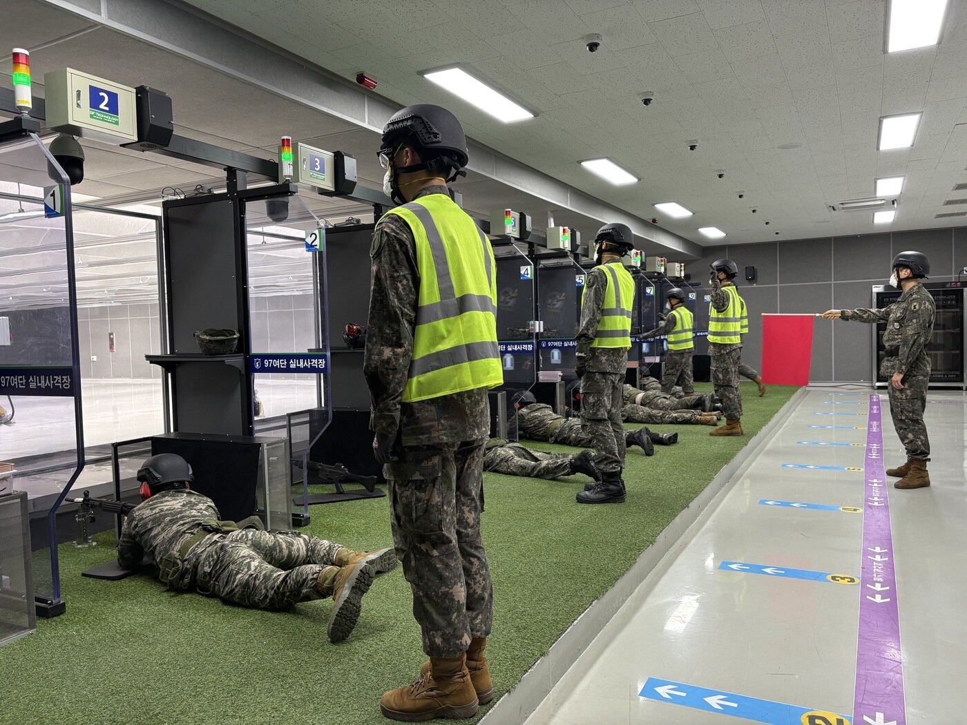 본문 이미지 - 예비군들이 실내 사격장에서 개인화기 실사격 훈련을 진행하며 사격술을 연마하고 있다.(육군 2작전사 제공)