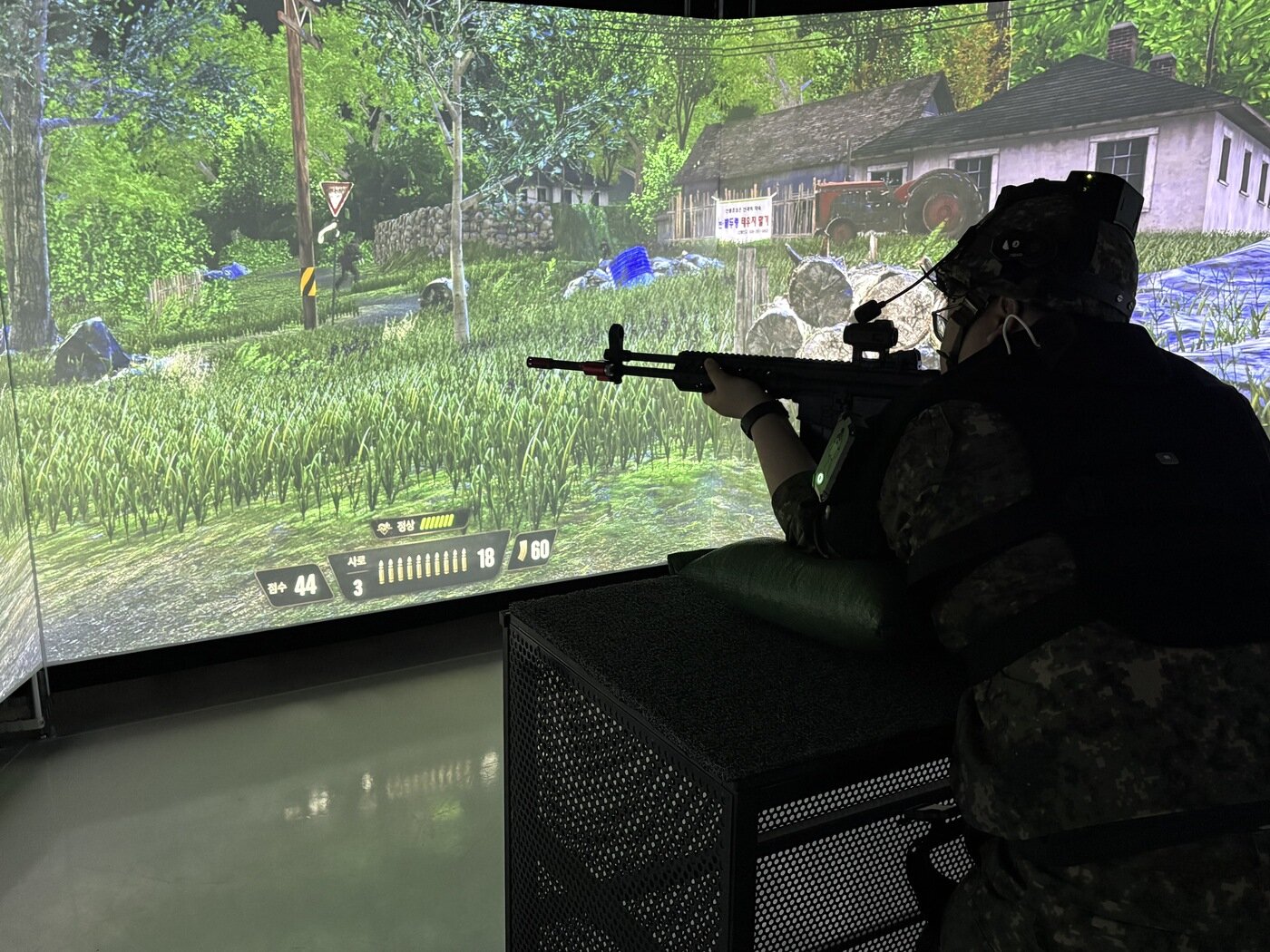 본문 이미지 - 예비군이 VR 기반 영상모의 사격훈련을 실시하며 실제 전장과 유사한 환경 속에서 사격술과 전투 감각을 숙달하고 있다.(육군 2작전사 제공)