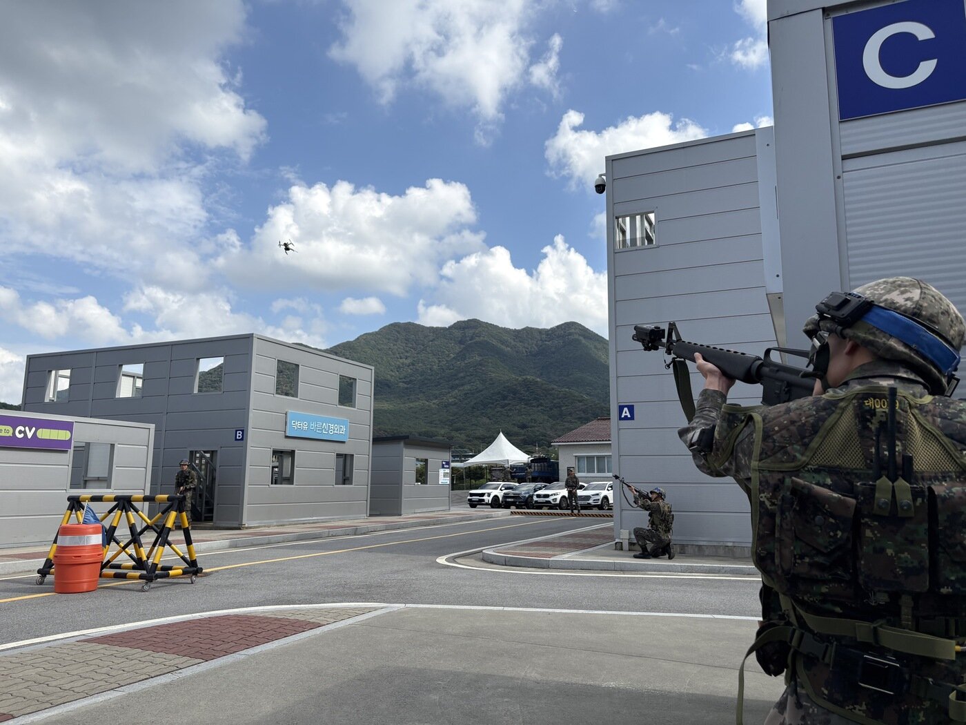 본문 이미지 - 예비군이 시가지 전투환경 속에서 드론 위협 대응훈련을 실시하며, 현대전 양상에 부합한 실전적 전투기술을 숙달하고 있다.(육군 2작전사 제공)