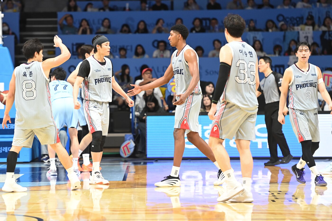 본문 이미지 - 울산 현대모비스 선수들이 5일 열린 2025-26 프로농구 고양 소노와 원정 경기에서 시즌 첫 승리를 거둔 뒤 기뻐하고 있다. &#40;KBL 제공&#41;