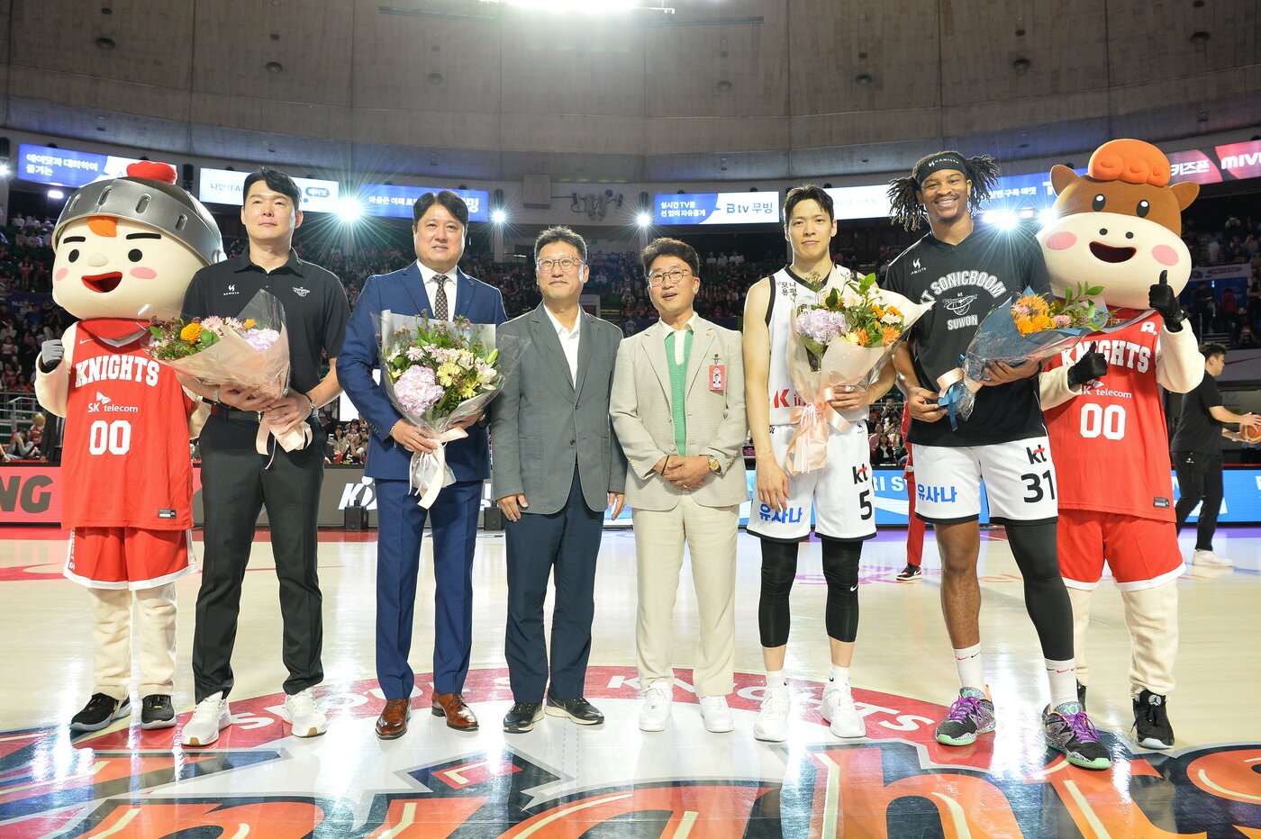 본문 이미지 - 문경은 수원 KT 감독&#40;왼쪽에서 세 번째&#41;과 김선형&#40;오른쪽에서 세 번째&#41;. &#40;KBL 제공&#41;