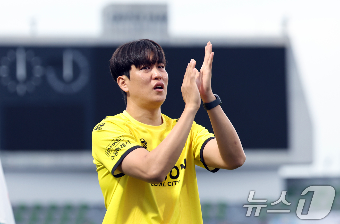 (수원=뉴스1) 박정호 기자 = 수원FC 박배종이 5일 오후 경기도 수원시 장안구 수원종합운동장에서 열린 하나은행 K리그1 2025 32라운드 수원FC와 FC서울의 경기에서 하프타 …