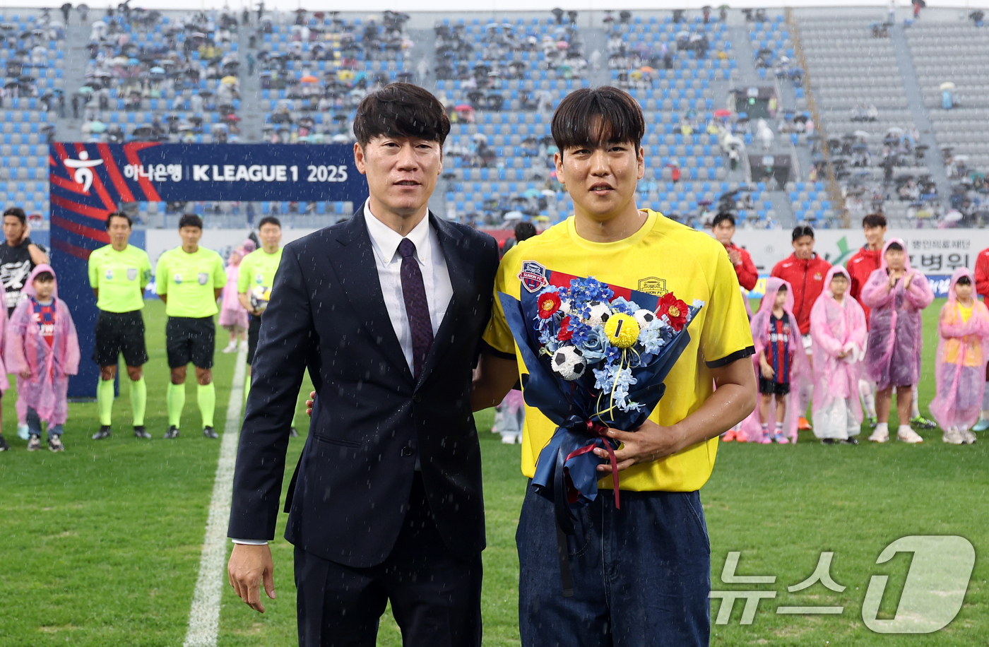 (수원=뉴스1) 박정호 기자 = 수원FC 박배종이 5일 오후 경기도 수원시 장안구 수원종합운동장에서 하나은행 K리그1 2025 32라운드 수원FC와 FC서울의 경기에 앞서 열린 은 …