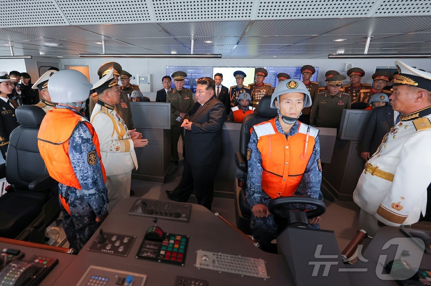 (평양 노동신문=뉴스1) = 북한 노동당 기관지 노동신문은 김정은 당 총비서가 전날인 5일 5000톤급 신형 구축함인 '최현'호를 방문해 해군력 강화를 강조했다고 6일 보도했다. …