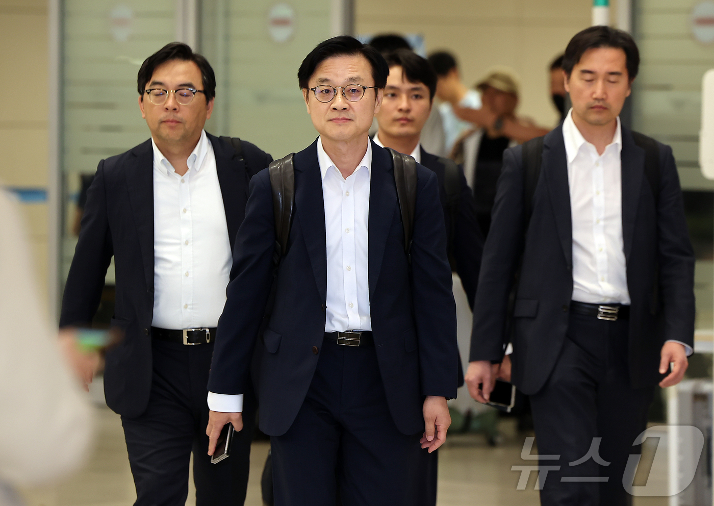 (인천공항=뉴스1) 김진환 기자 = 한미 관세협상 후속 협의 관련 미국 방문을 마친 김정관 산업통상자원부 장관이 6일 오전 인천국제공항을 통해 귀국해 이동하고 있다. 2025.10 …