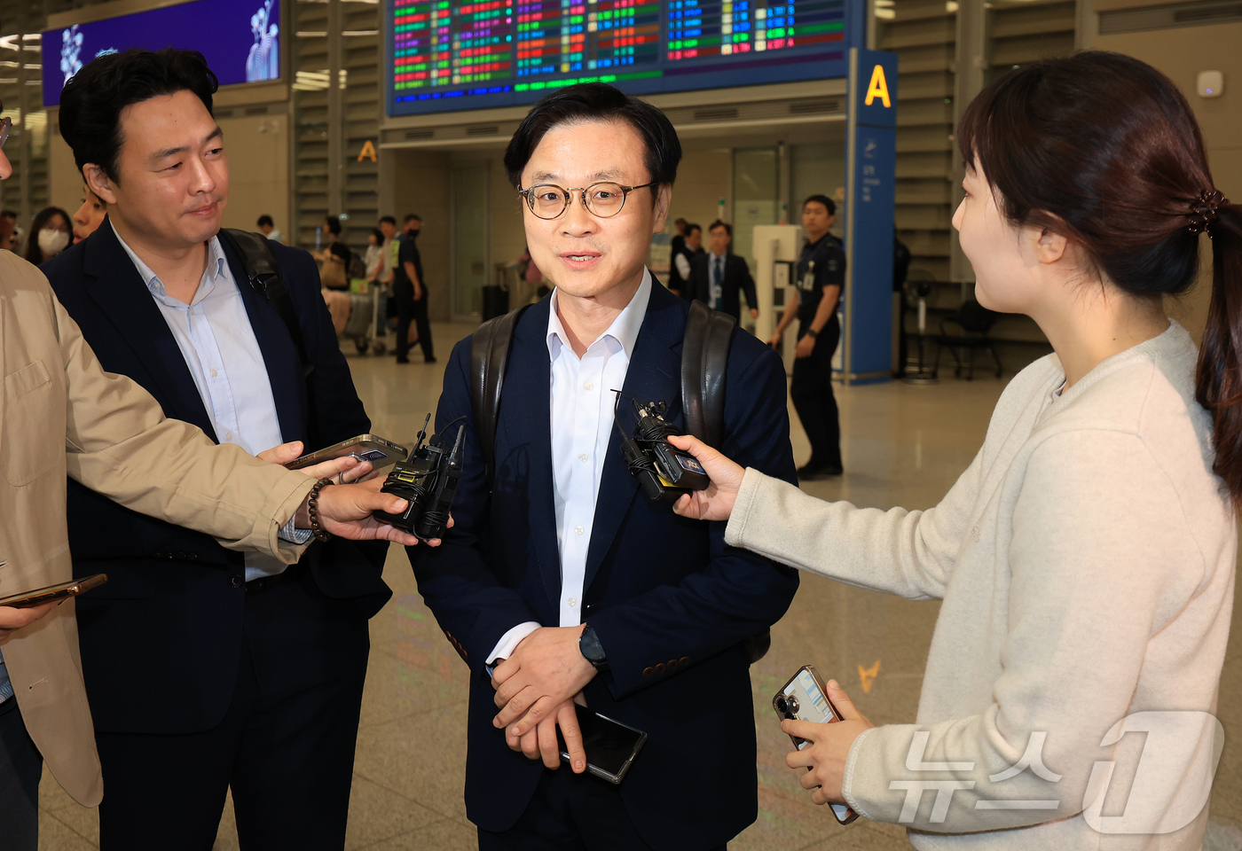(인천공항=뉴스1) 김진환 기자 = 한미 관세협상 후속 협의 관련 미국 방문을 마친 김정관 산업통상자원부 장관이 6일 오전 인천국제공항을 통해 귀국해 이동하며 취재진의 질문에 답하 …