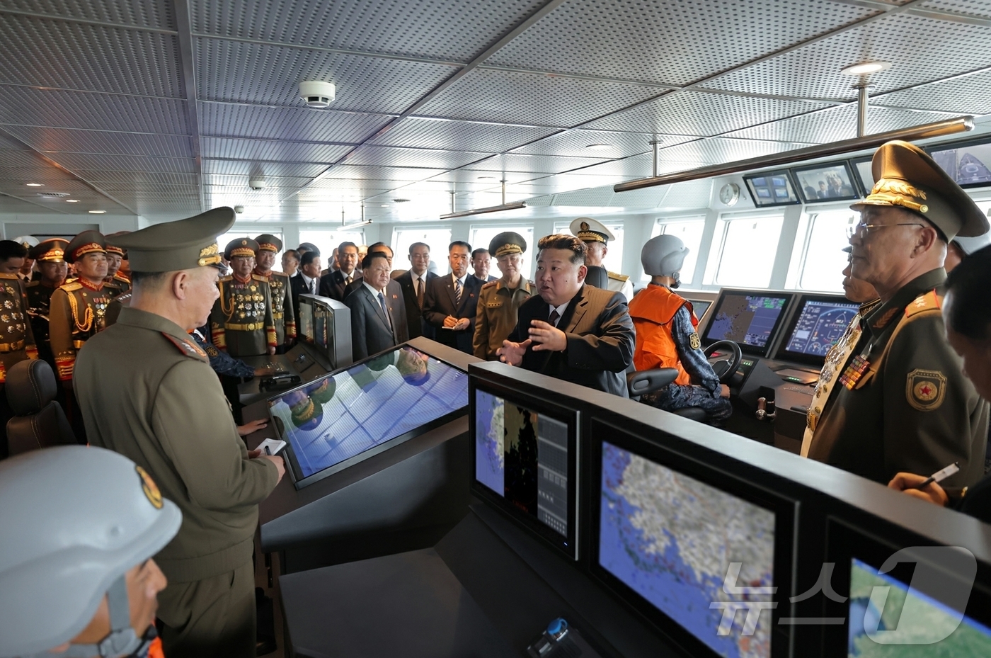 (평양 노동신문=뉴스1) = 북한 노동당 기관지 노동신문은 김정은 당 총비서가 전날인 5일 5000톤급 신형 구축함인 '최현'호를 방문해 해군력 강화를 강조했다고 6일 보도했다. …