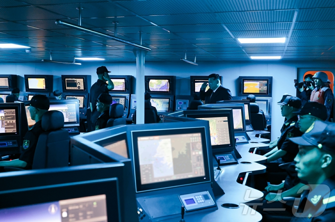 (평양 노동신문=뉴스1) = 북한 노동당 기관지 노동신문은 김정은 당 총비서가 전날인 5일 5000톤급 신형 구축함인 '최현'호를 방문해 해군력 강화를 강조했다고 6일 보도했다. …