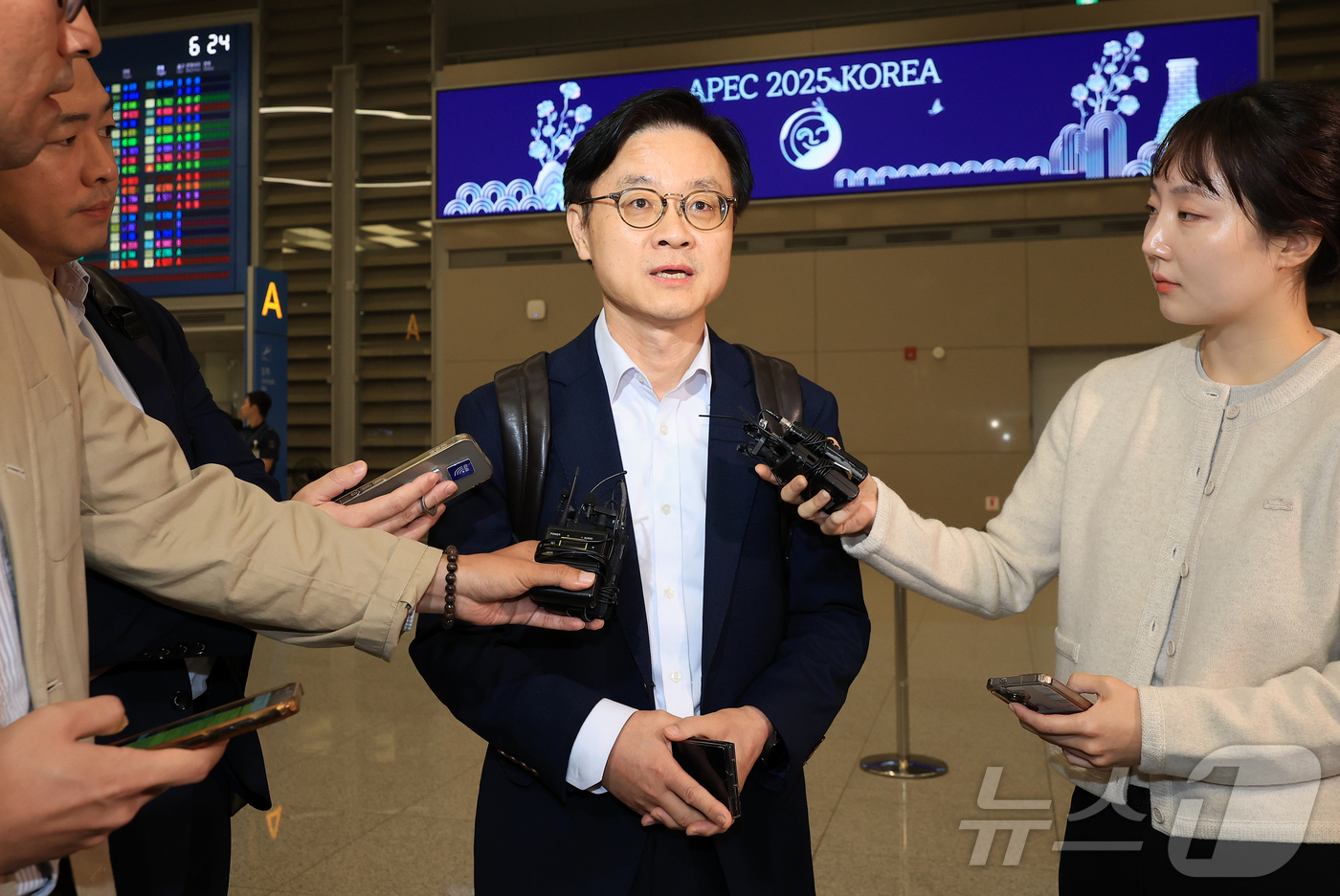 (인천공항=뉴스1) 김진환 기자 = 한미 관세협상 후속 협의 관련 미국 방문을 마친 김정관 산업통상자원부 장관이 6일 오전 인천국제공항을 통해 귀국해 이동하며 취재진의 질문에 답하 …