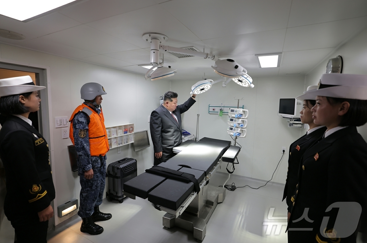 (평양 노동신문=뉴스1) = 북한 노동당 기관지 노동신문은 김정은 당 총비서가 전날인 5일 5000톤급 신형 구축함인 '최현'호를 방문해 해군력 강화를 강조했다고 6일 보도했다. …