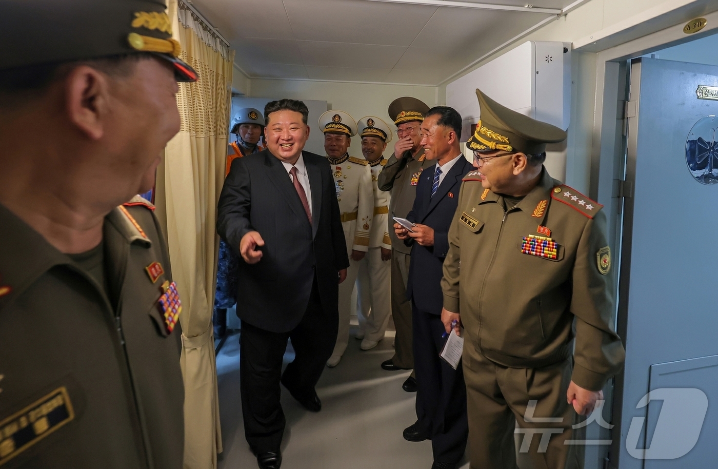 (평양 노동신문=뉴스1) = 북한 노동당 기관지 노동신문은 김정은 당 총비서가 전날인 5일 5000톤급 신형 구축함인 '최현'호를 방문해 해군력 강화를 강조했다고 6일 보도했다. …