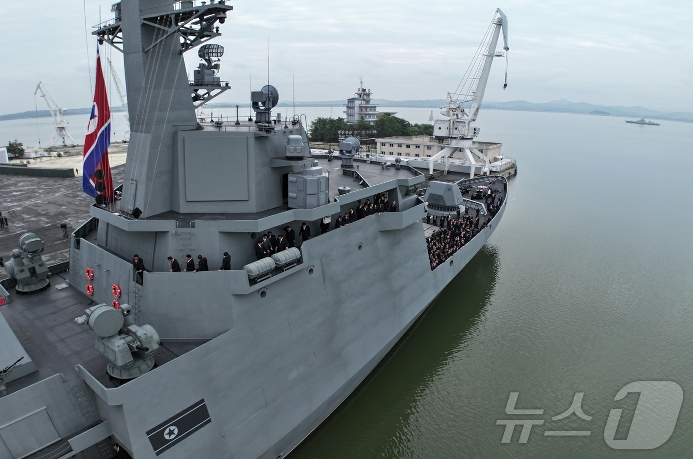 (평양 노동신문=뉴스1) = 북한 노동당 기관지 노동신문은 김정은 당 총비서가 전날인 5일 5000톤급 신형 구축함인 '최현'호를 방문해 해군력 강화를 강조했다고 6일 보도했다. …