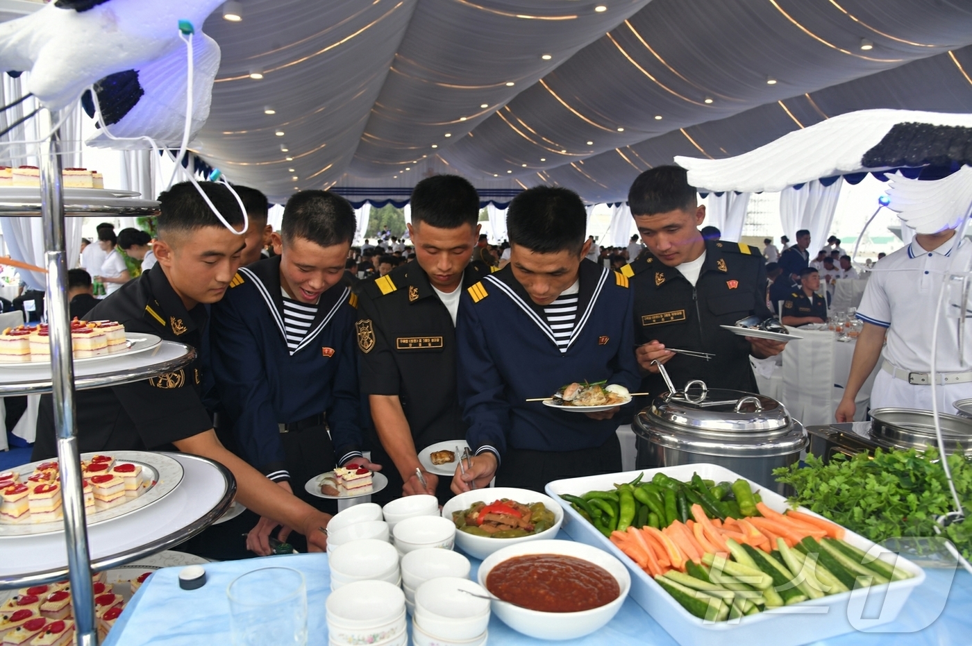 (평양 노동신문=뉴스1) = 북한 노동당 기관지 노동신문은 김정은 당 총비서가 전날인 5일 5000톤급 신형 구축함인 '최현'호를 방문해 해군력 강화를 강조했다고 6일 보도했다. …
