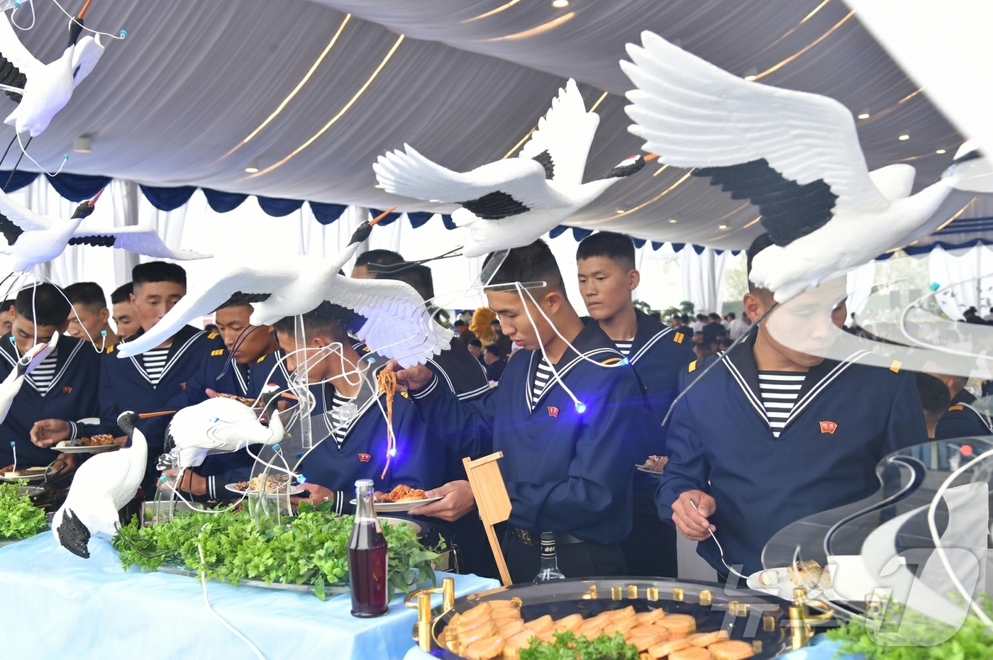 (평양 노동신문=뉴스1) = 북한 노동당 기관지 노동신문은 김정은 당 총비서가 전날인 5일 5000톤급 신형 구축함인 '최현'호를 방문해 해군력 강화를 강조했다고 6일 보도했다. …