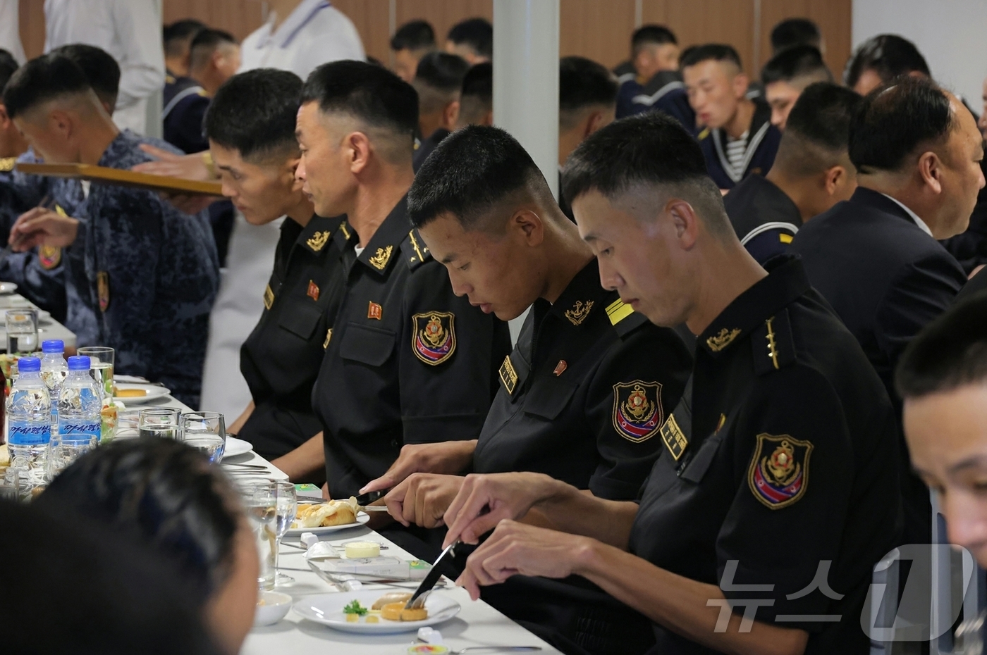 (평양 노동신문=뉴스1) = 북한 노동당 기관지 노동신문은 김정은 당 총비서가 전날인 5일 5000톤급 신형 구축함인 '최현'호를 방문해 해군력 강화를 강조했다고 6일 보도했다. …