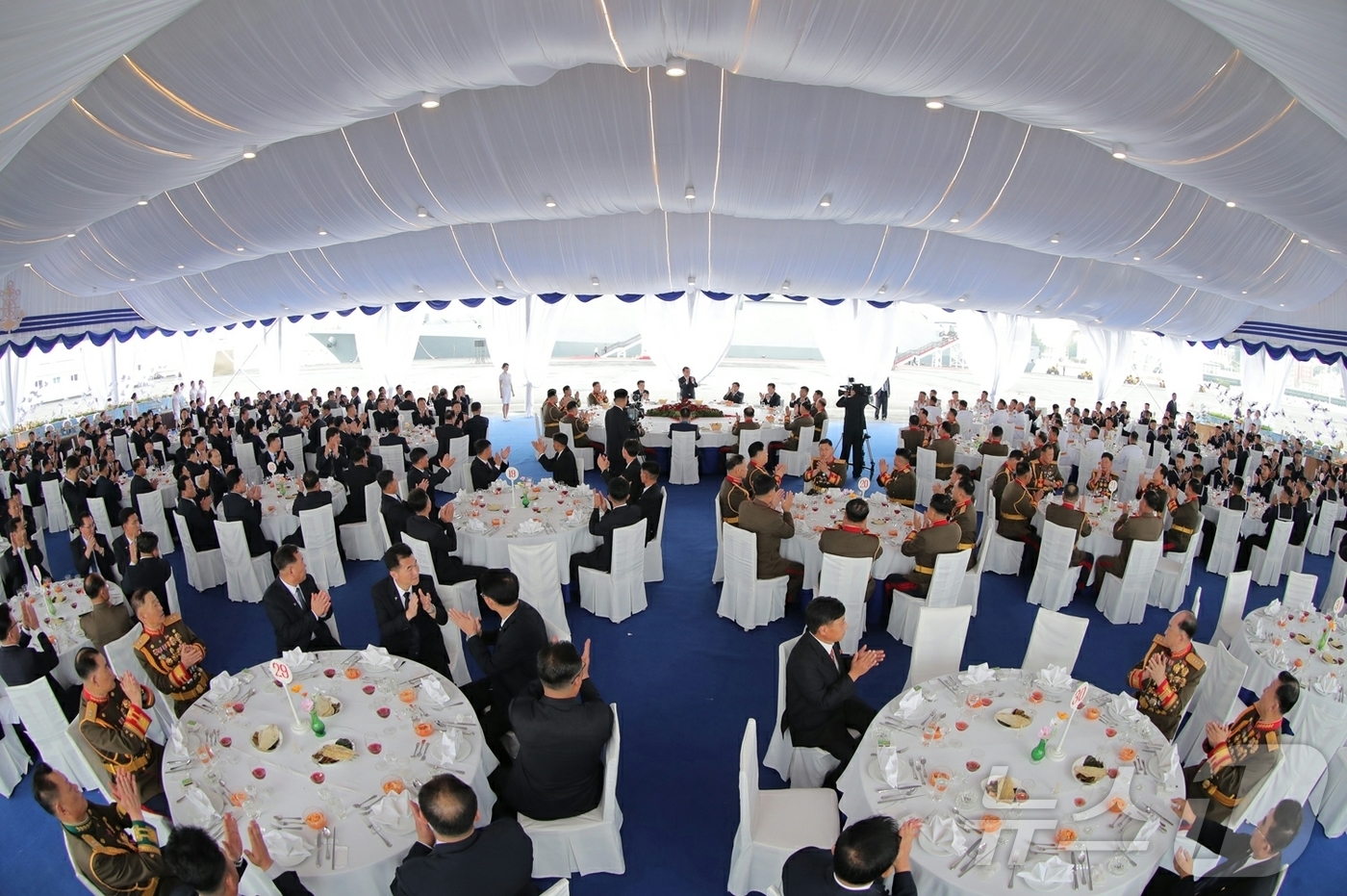 (평양 노동신문=뉴스1) = 북한 노동당 기관지 노동신문은 김정은 당 총비서가 전날인 5일 5000톤급 신형 구축함인 '최현'호를 방문해 해군력 강화를 강조했다고 6일 보도했다. …