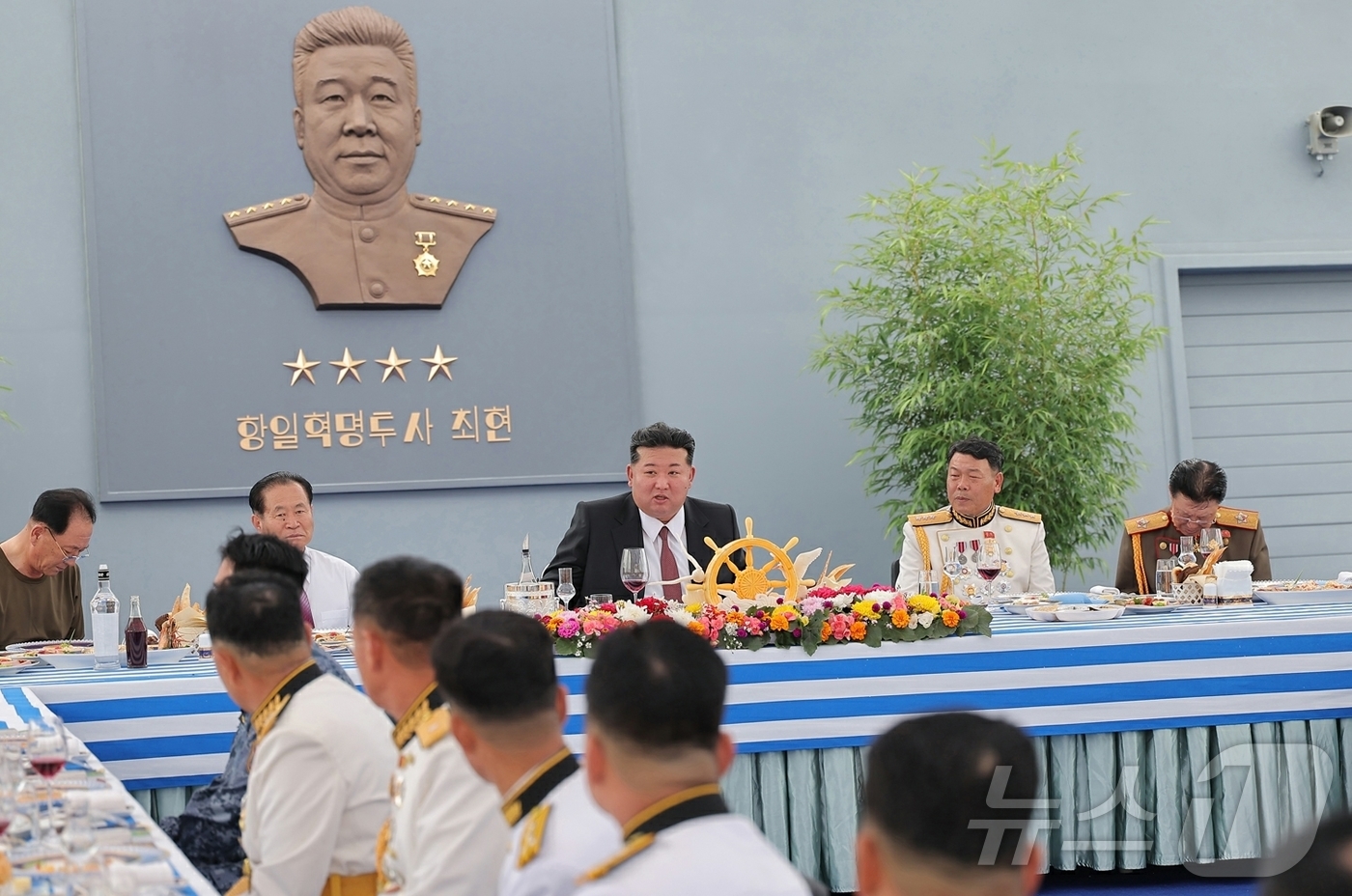 (평양 노동신문=뉴스1) = 북한 노동당 기관지 노동신문은 김정은 당 총비서가 전날인 5일 5000톤급 신형 구축함인 '최현'호를 방문해 해군력 강화를 강조했다고 6일 보도했다. …