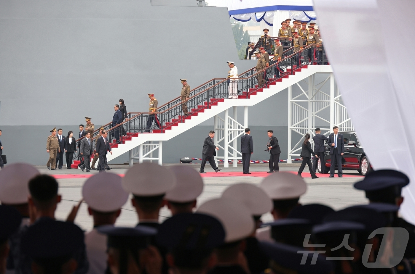 (평양 노동신문=뉴스1) = 북한 노동당 기관지 노동신문은 김정은 당 총비서가 전날인 5일 5000톤급 신형 구축함인 '최현'호를 방문해 해군력 강화를 강조했다고 6일 보도했다. …