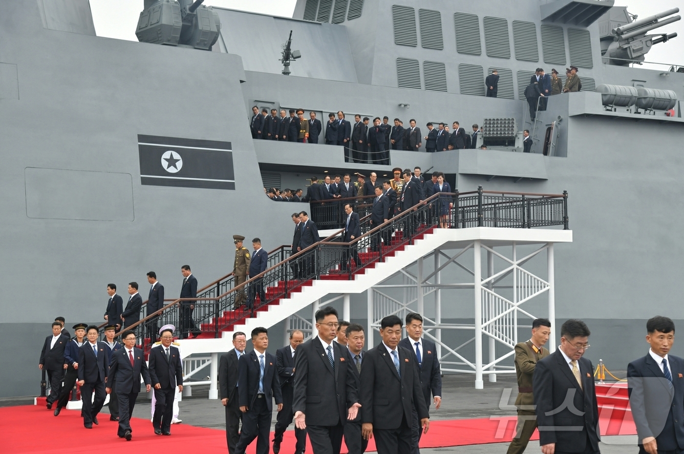 (평양 노동신문=뉴스1) = 북한 노동당 기관지 노동신문은 김정은 당 총비서가 전날인 5일 5000톤급 신형 구축함인 '최현'호를 방문해 해군력 강화를 강조했다고 6일 보도했다. …