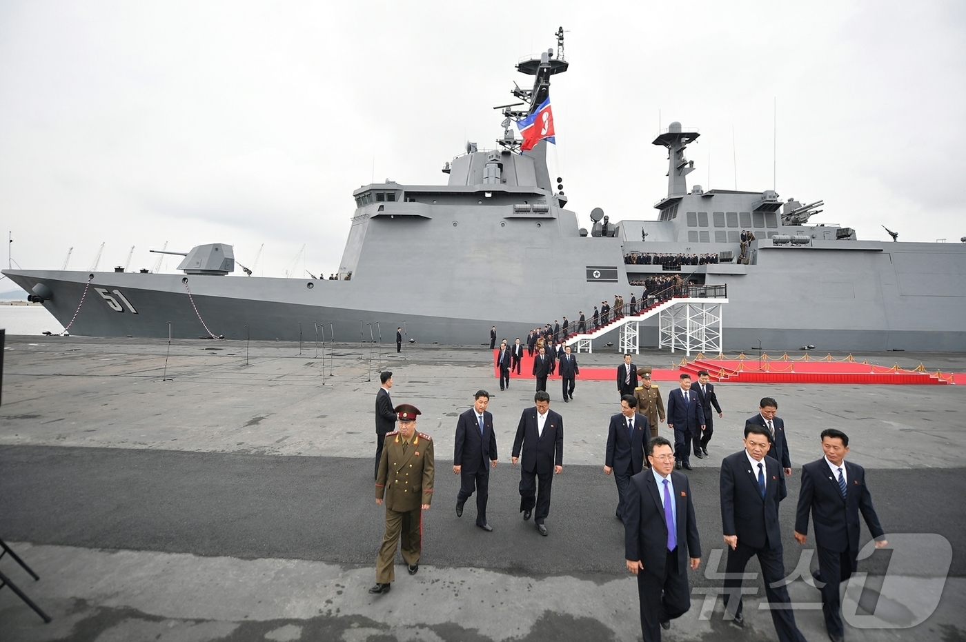 (평양 노동신문=뉴스1) = 북한 노동당 기관지 노동신문은 김정은 당 총비서가 전날인 5일 5000톤급 신형 구축함인 '최현'호를 방문해 해군력 강화를 강조했다고 6일 보도했다. …