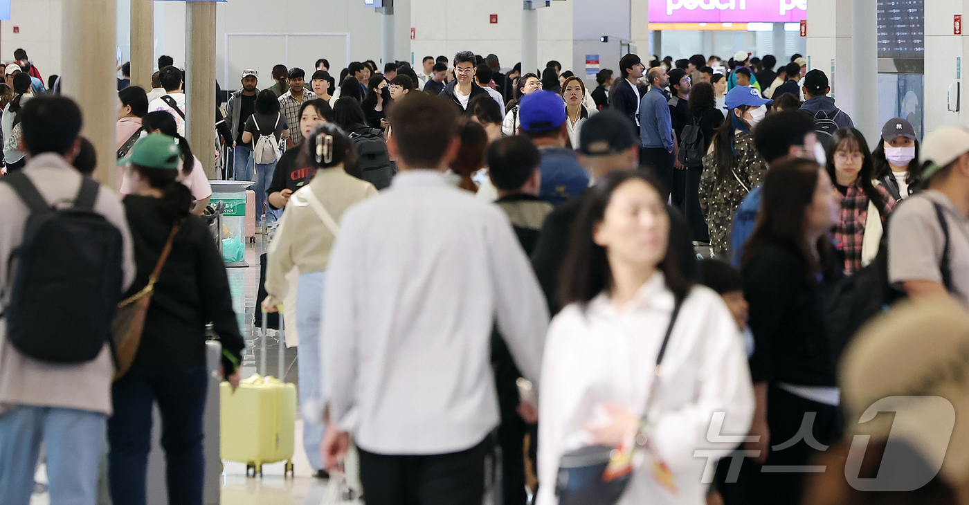 (인천공항=뉴스1) 김진환 기자 = 민족 대명절 추석인 6일 오전 인천국제공항 제1여객터미널 출국장이 여행객들로 북적이고 있다. 2025.10.6/뉴스1