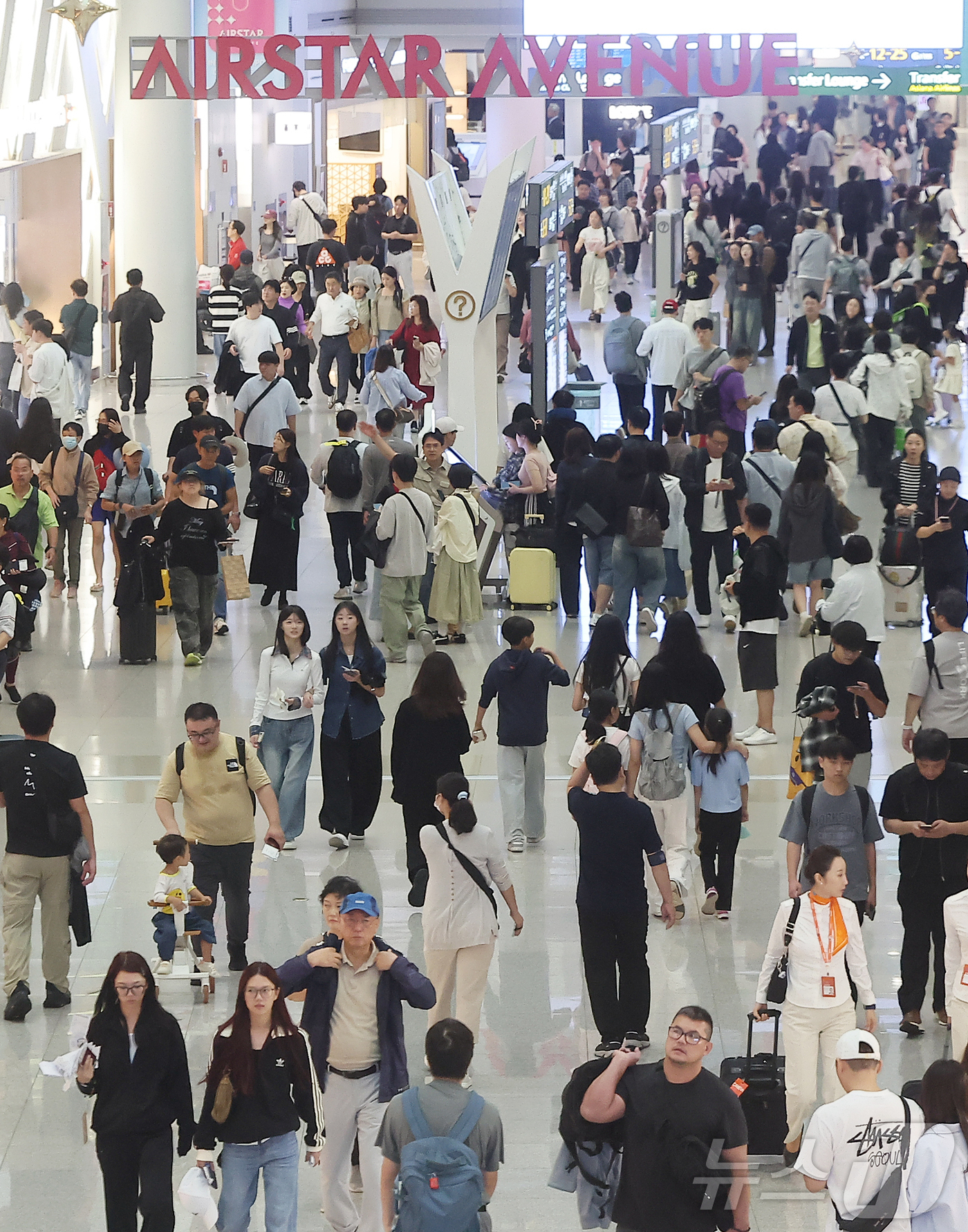 (인천공항=뉴스1) 김진환 기자 = 민족 대명절 추석인 6일 오전 인천국제공항 제1여객터미널 면세구역이 여행객들로 북적이고 있다. 2025.10.6/뉴스1