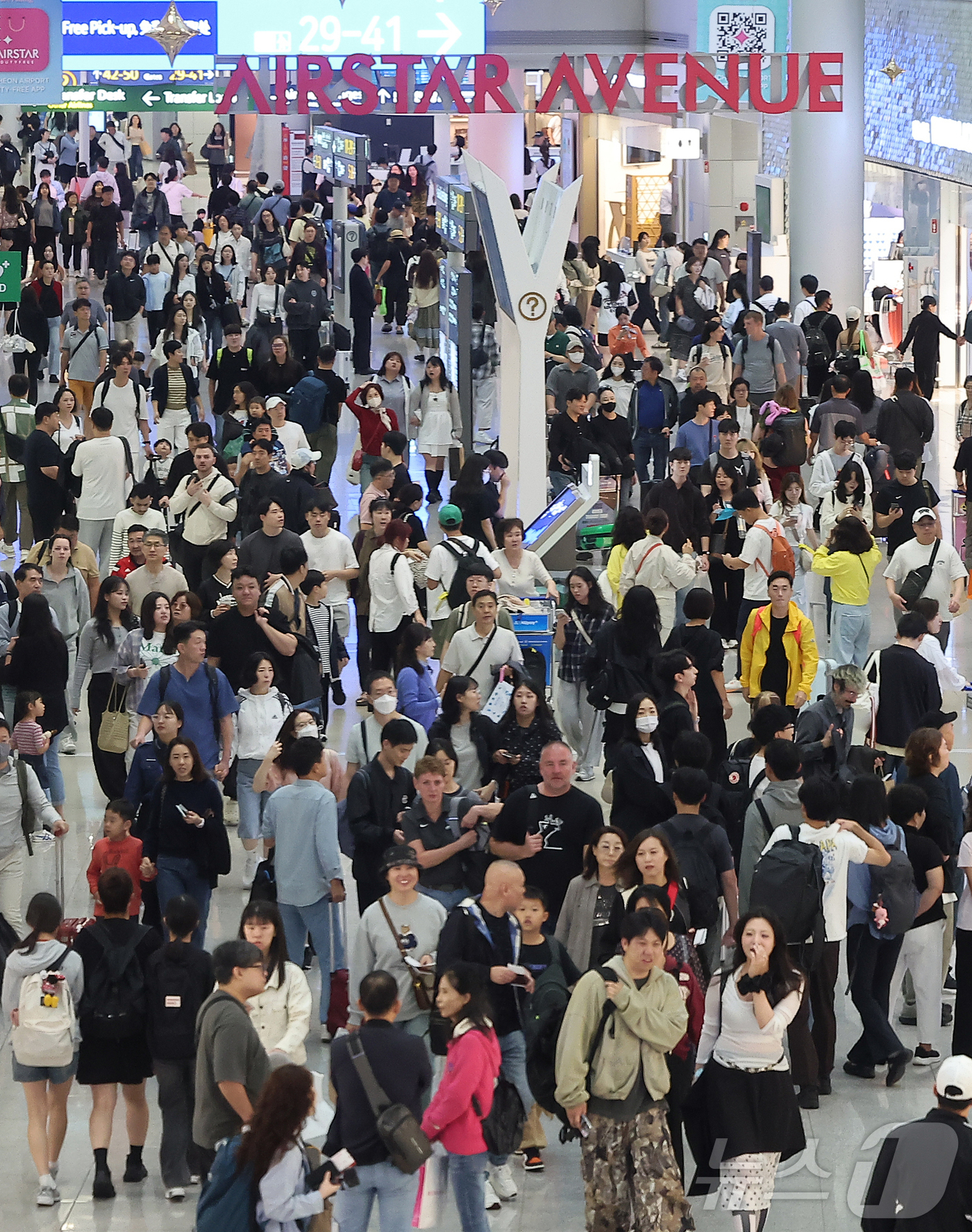 (인천공항=뉴스1) 김진환 기자 = 민족 대명절 추석인 6일 오전 인천국제공항 제1여객터미널 면세구역이 여행객들로 북적이고 있다. 2025.10.6/뉴스1