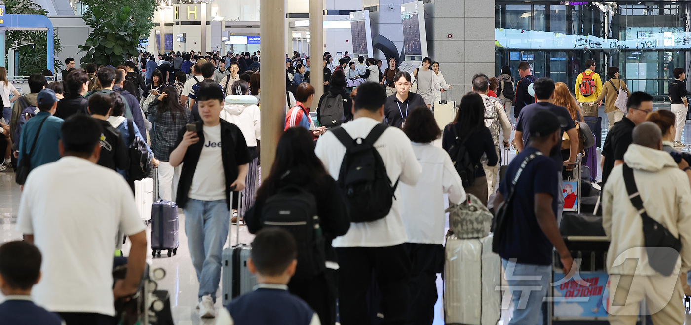(인천공항=뉴스1) 김진환 기자 = 민족 대명절 추석인 6일 오전 인천국제공항 제1여객터미널 출국장이 여행객들로 북적이고 있다. 2025.10.6/뉴스1