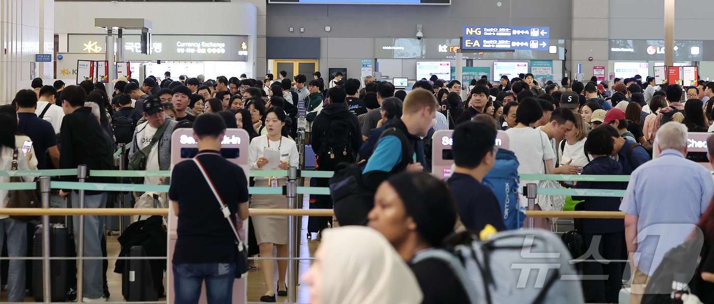 (인천공항=뉴스1) 김진환 기자 = 민족 대명절 추석인 6일 오전 인천국제공항 제1여객터미널 출국장이 여행객들로 북적이고 있다. 2025.10.6/뉴스1