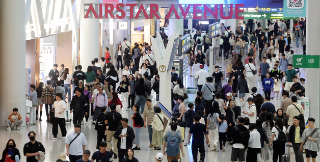 인천공항 출국장 캐리어에 14억 외화 적발…세관 조사 착수