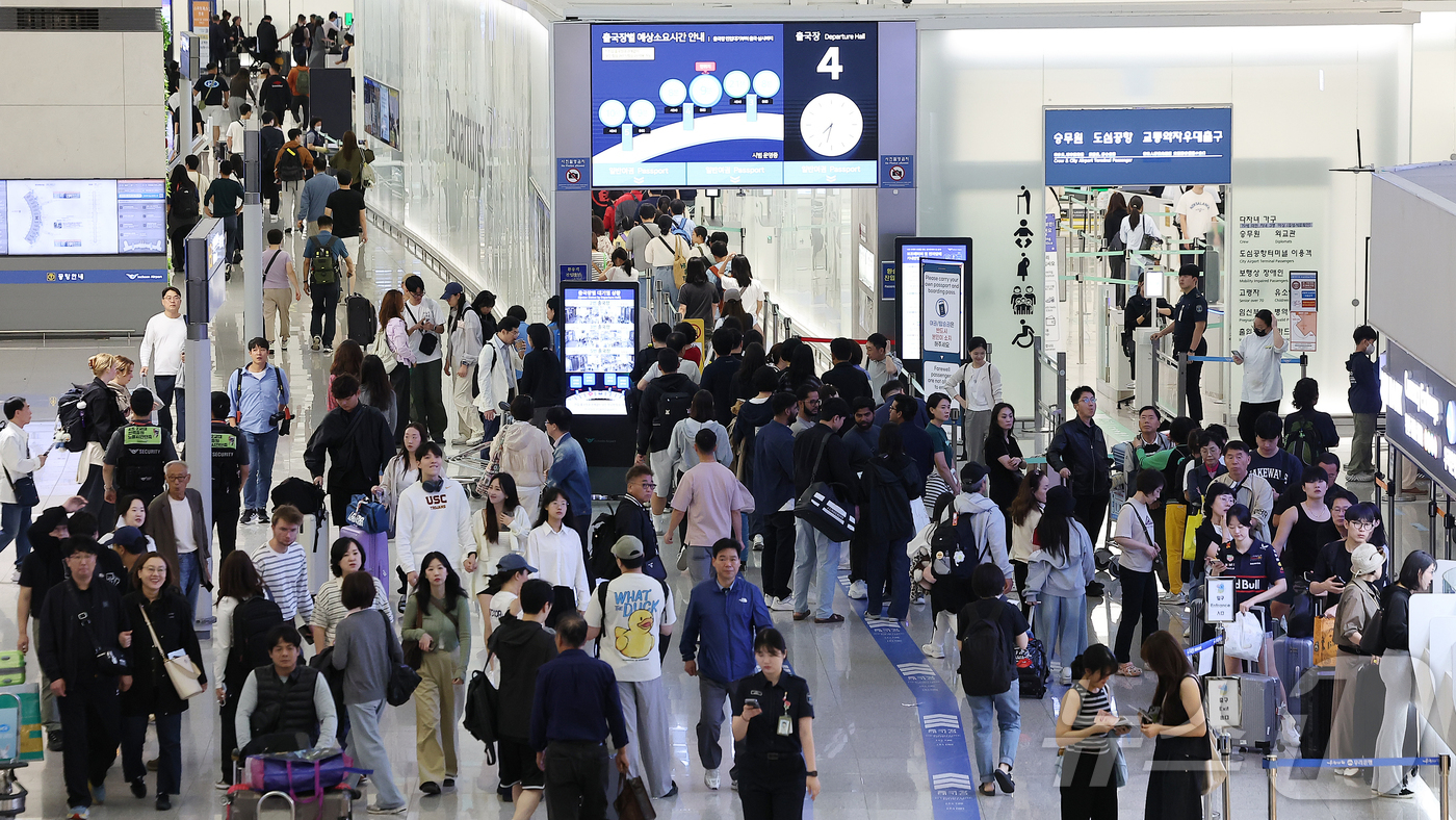 (인천공항=뉴스1) 김진환 기자 = 민족 대명절 추석인 6일 오전 인천국제공항 제1여객터미널 출국장이 여행객들로 북적이고 있다. 2025.10.6/뉴스1
