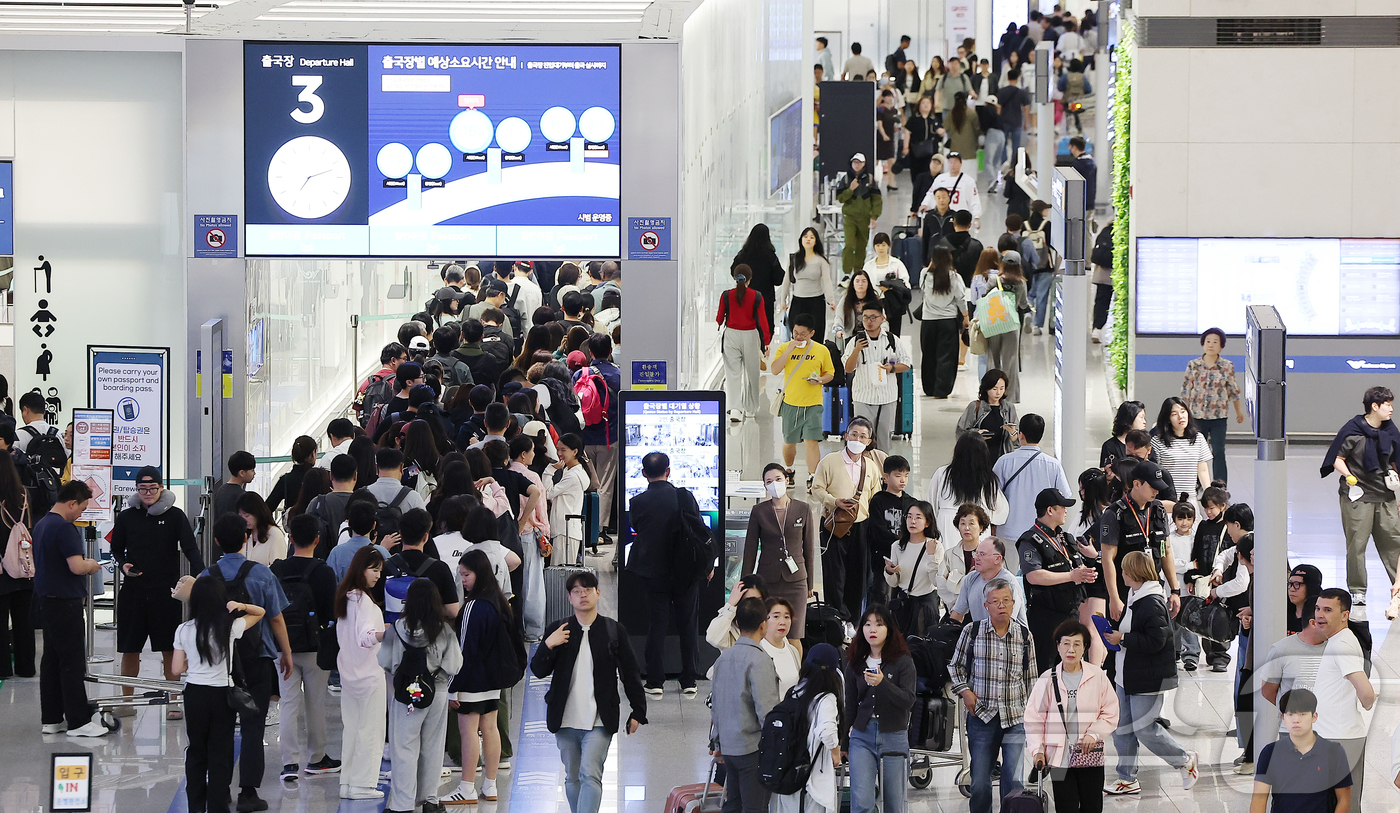 (인천공항=뉴스1) 김진환 기자 = 민족 대명절 추석인 6일 오전 인천국제공항 제1여객터미널 출국장이 여행객들로 북적이고 있다. 2025.10.6/뉴스1