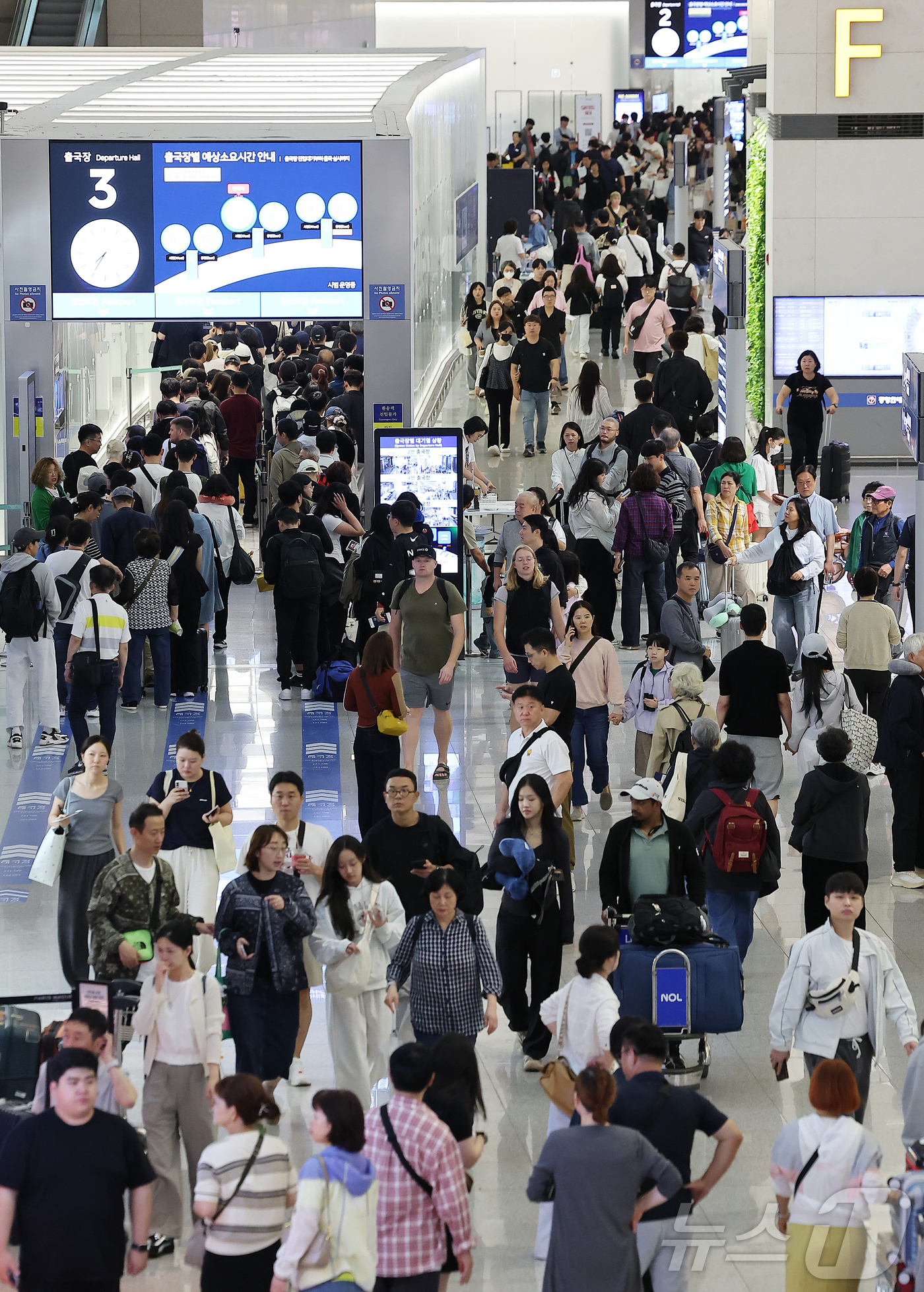 (인천공항=뉴스1) 김진환 기자 = 민족 대명절 추석인 6일 오전 인천국제공항 제1여객터미널 출국장이 여행객들로 북적이고 있다. 2025.10.6/뉴스1