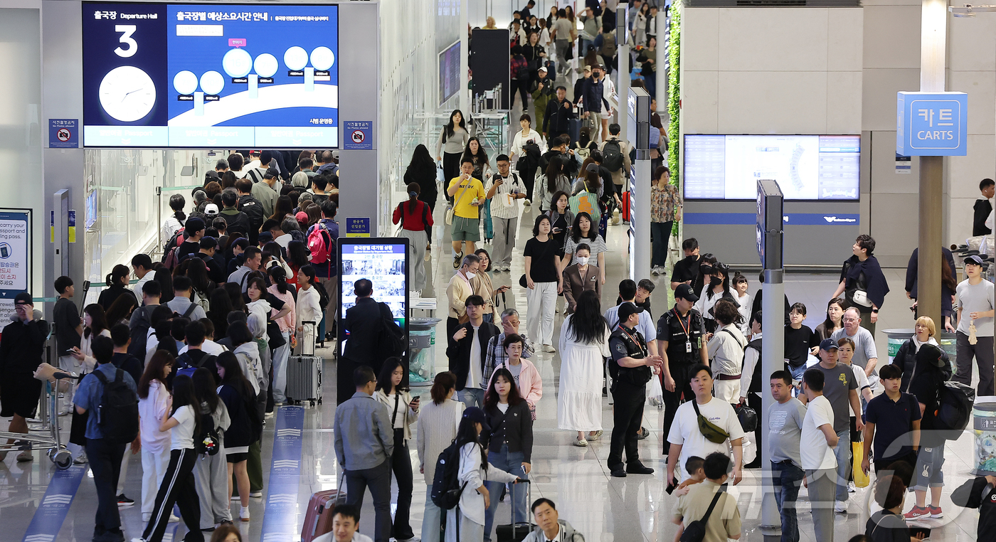 (인천공항=뉴스1) 김진환 기자 = 민족 대명절 추석인 6일 오전 인천국제공항 제1여객터미널 출국장이 여행객들로 북적이고 있다. 2025.10.6/뉴스1
