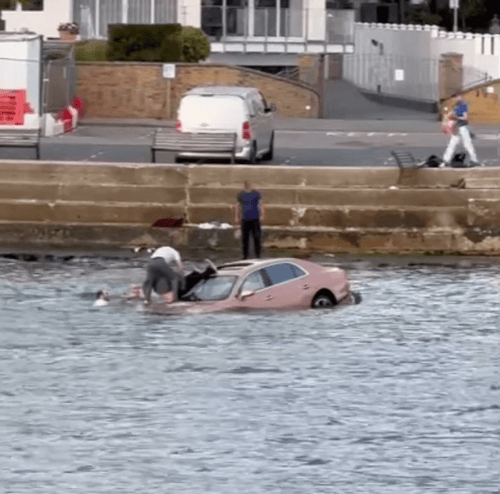 본문 이미지 - 영국 남부 도싯주 풀의 샌드뱅크스 페리 웨이 항만에서 로버트 힐(72)이 몰던 벤틀리 차량이 바닷속으로 추락해 구조대가 힐을 구출하고 있는 모습