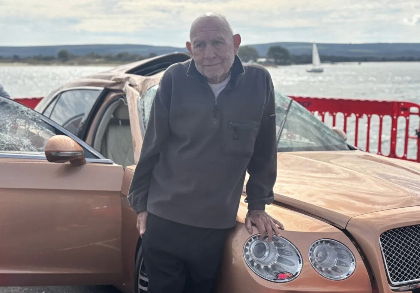 본문 이미지 - 바닷속으로 돌진한 자신이 몰던 벤틀리 차량에서 극적으로 구조된 로버트 힐(72). (사진=BBC 갈무리)