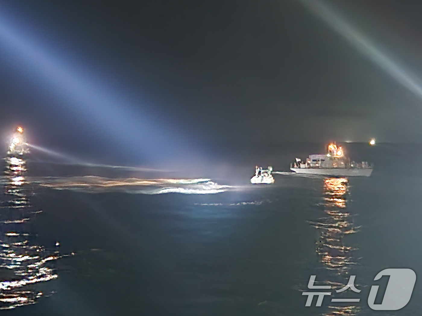 (서울=뉴스1) 김명섭 기자 = 태안해경이 6일 충남 충남 태안해역 가의도 북방 2해리 인근 해상에서 밀입국 의심 선박(레저보트, 승선원 남성 8명, 중국 국적)을 검거하고 있다. …