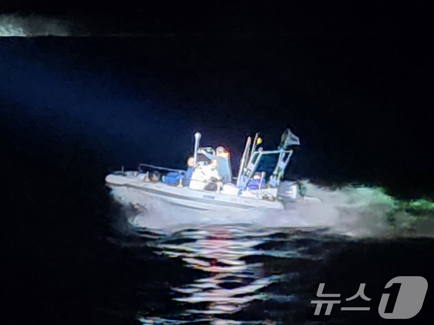 (서울=뉴스1) 김명섭 기자 = 태안해경이 6일 충남 충남 태안해역 가의도 북방 2해리 인근 해상에서 밀입국 의심 선박(레저보트, 승선원 남성 8명, 중국 국적)을 검거하고 있다. …