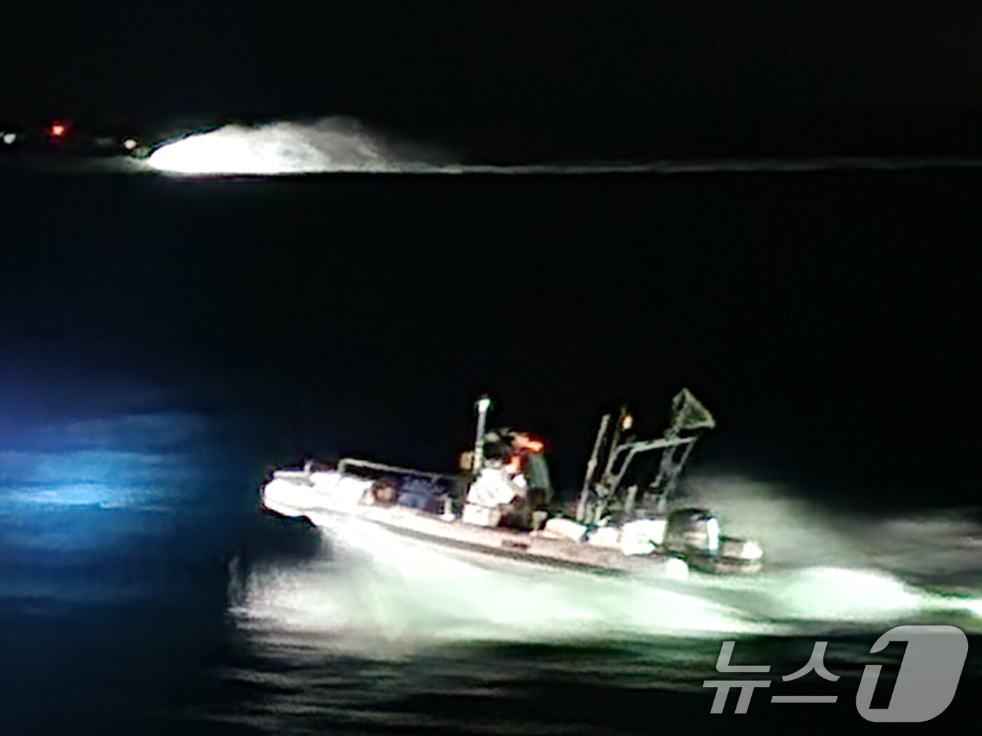 본문 이미지 - 태안해경이 6일 충남 충남 태안해역 가의도 북방 2해리 인근 해상에서 밀입국 의심 선박&#40;레저보트, 승선원 남성 8명, 중국 국적&#41;을 검거하고 있다.&#40;태안 해양경찰서 제공. 재판매 및 DB금지&#41; 2025.10.6/뉴스1 ⓒ News1 김명섭 기자