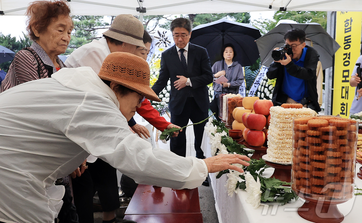 (파주=뉴스1) 김진환 기자 = 민족 대명절 추석인 6일 오전 경기도 파주 임진각 망배단에서 열린 제56회 합동경모대회에 참석한 실향민 가족들이 헌화 및 차례를 지내고 있다. 20 …