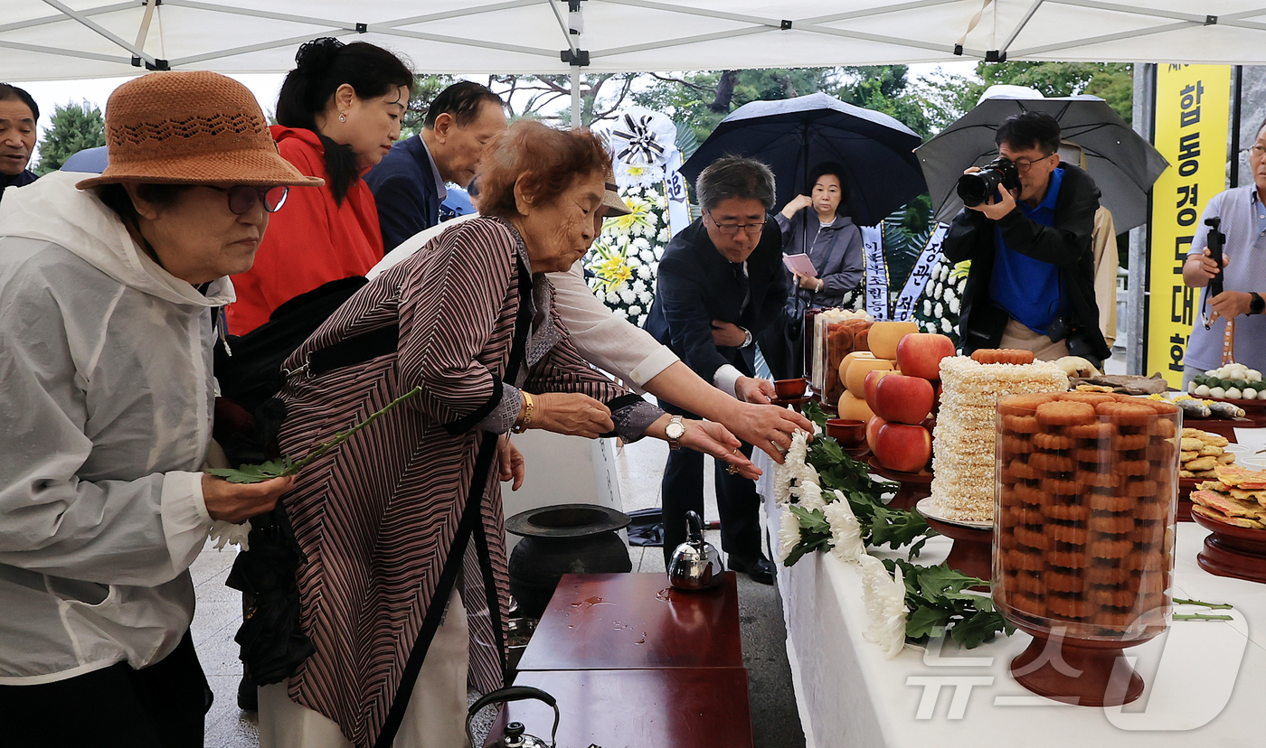 (파주=뉴스1) 김진환 기자 = 민족 대명절 추석인 6일 오전 경기도 파주 임진각 망배단에서 열린 제56회 합동경모대회에 참석한 실향민 가족들이 헌화 및 차례를 지내고 있다. 20 …
