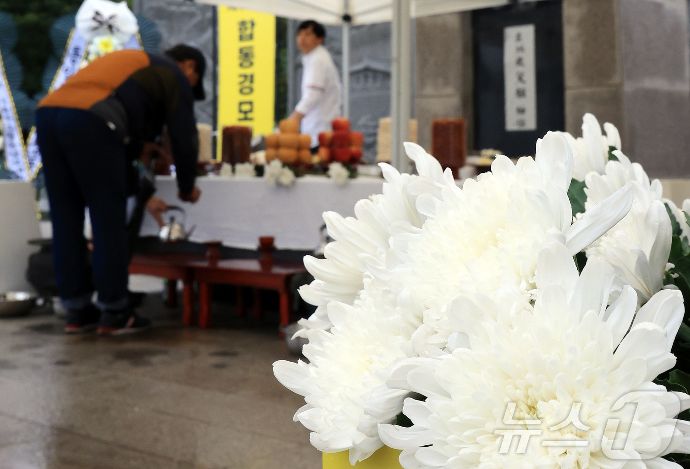 (파주=뉴스1) 김진환 기자 = 민족 대명절 추석인 6일 오전 경기도 파주 임진각 망배단에서 열린 제56회 합동경모대회에 참석한 실향민이 헌화 및 차례를 지내고 있다. 2025.1 …