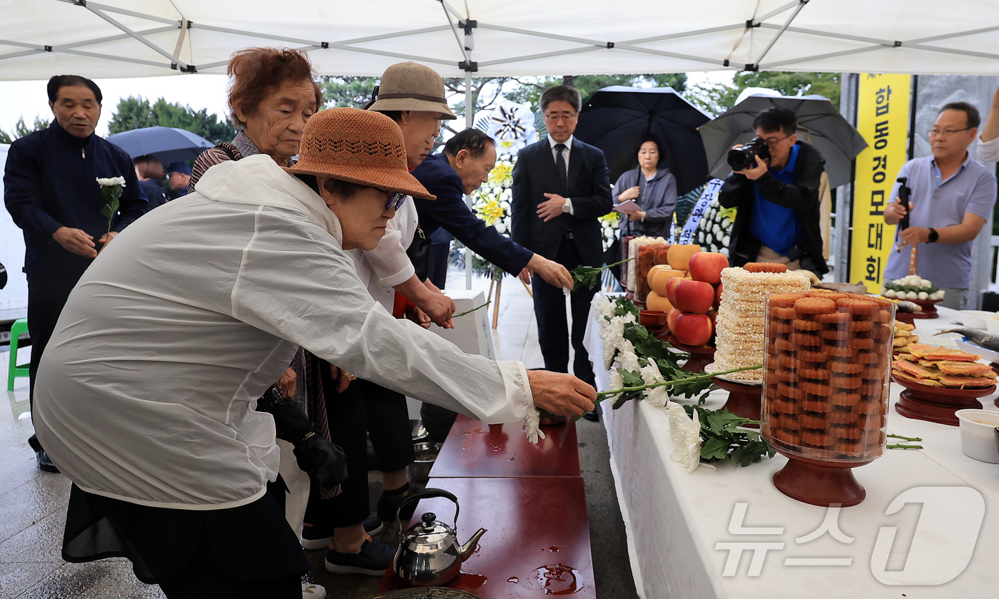 (파주=뉴스1) 김진환 기자 = 민족 대명절 추석인 6일 오전 경기도 파주 임진각 망배단에서 열린 제56회 합동경모대회에 참석한 실향민 가족들이 헌화 및 차례를 지내고 있다. 20 …
