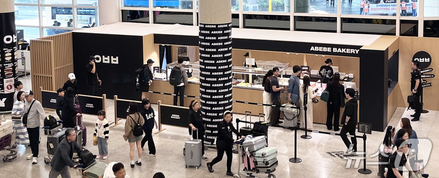본문 이미지 - 제주국제공항 1층 국내선 도착 대합실에 있는 &#39;아베베 베이커리&#39; 팝업 스토어.&#40;한국공항공사 제주공항 제공, 재판매 및 DB 금지&#41;