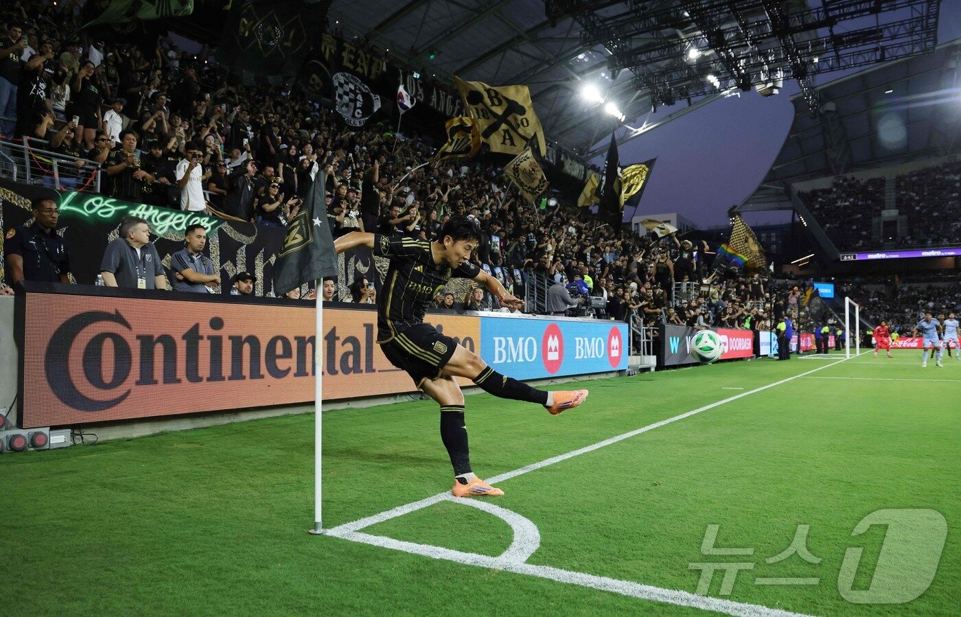 본문 이미지 - 코너킥을 전담한 손흥민 ⓒ AFP=뉴스1