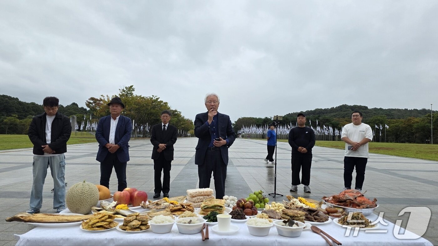 본문 이미지 - 6일 독립기념관 겨레의 집 앞에서 황선건 역사독립국민행동 대표가 추석 차례를 지내고 있다. 2025.10.6. /ⓒ 뉴스1 이시우 기자